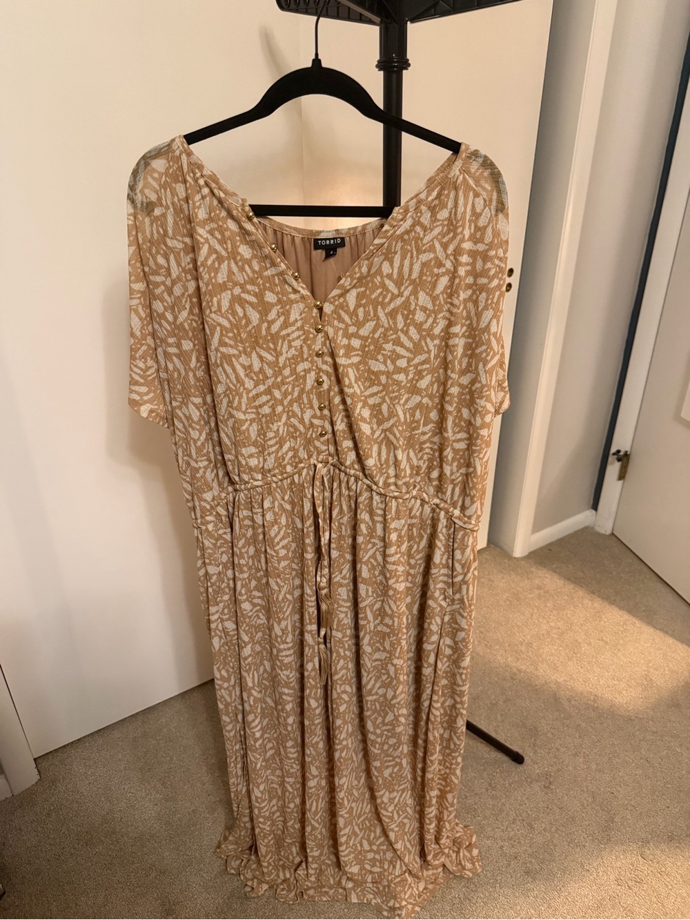 torrid Tan and White Leaf-Print Maxi Dress